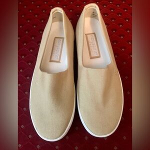 NWOB Easy Spirit Sport Beige Canvas Slip On Sneakers Women Size 6.5